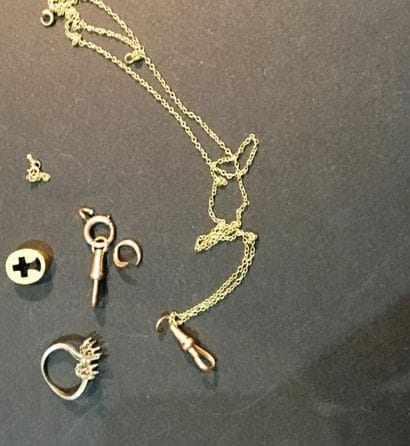 Lot de débris d'or ( monture de bague, chaine,...