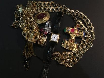 Lot fantaisie dont montre YSL, broche Louis...