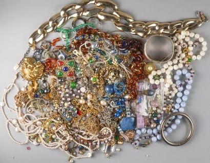 Lot de bijoux fantaisie.