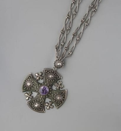 Chaîne sautoir et son pendentif croix byzantine...