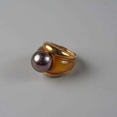 Bague à godrons en or ornée d'une perle de...