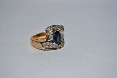 Bague ruban deux ors 750 °/°° sertie d'un...