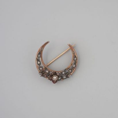 Broche demi-lune feuillagée en or 750 °/°°...