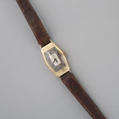 Bracelet montre de dame Omega en or ciselé...