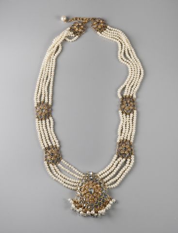 Chanel. Long collier en métal doré orné de...