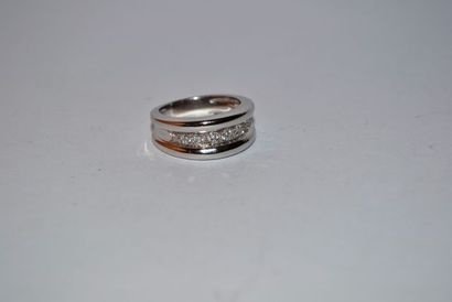Bague jonc en or gris rhodié 750 °/°° sertie...