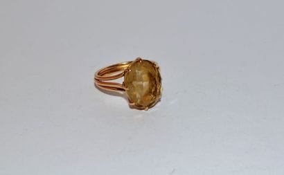 Bague fils en or 750 °/°° sertie d'une citrine....