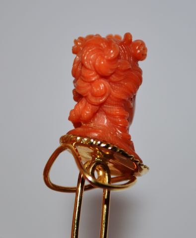Broche en or 750 °/°° ornée d'une tête à...