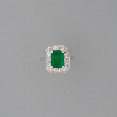 Bague en platine serti d'une émeraude dans...