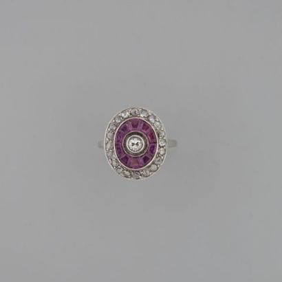 Bague coussin en or gris 750°/°° et platine...