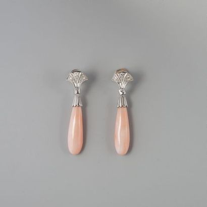 Paire de pendants d'oreilles en or gris 750...