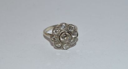 Bague marguerite en or gris 750 °/°° et platine...
