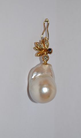 Pendentif deux ors 750 °/°° orné d'une abeille...
