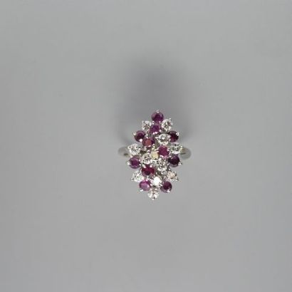 Bague navette feuillagée en or gris 750 °/°°...