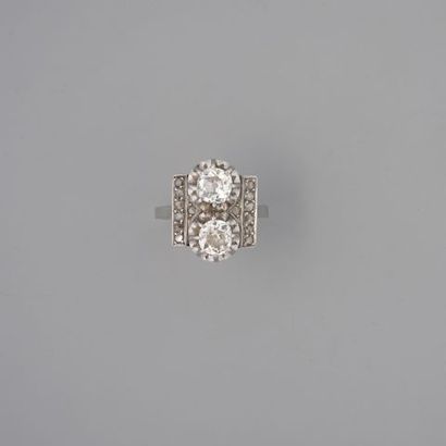 Bague en platine sertie de deux diamants...