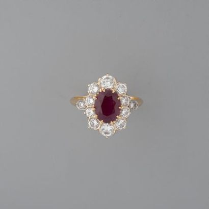 Bague Pompadour en or 750 °/°° serti d'un...
