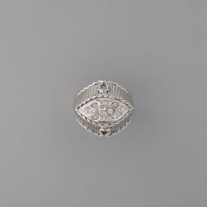 Bague dôme à godrons en or gris 750 °/°°...