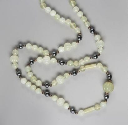 Sautoir de perles d'hématites alternées de...