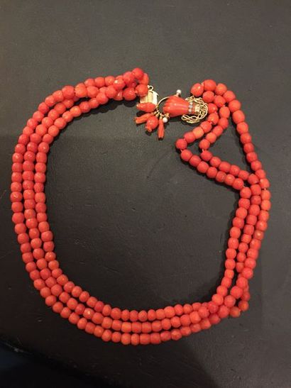Collier de trois rangs d'olivettes facettées...
