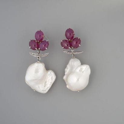 Paire de pendants d'oreilles en or gris 750°/°°...