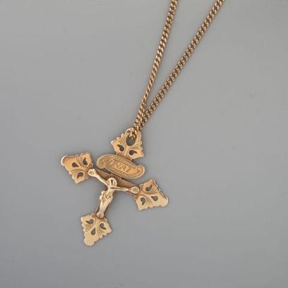 Chaîne et son pendentif croix de Megève en...