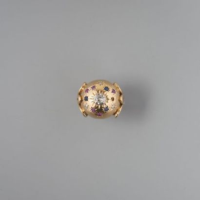 Bague dôme en or 750 °/°° centrée d'un diamant...