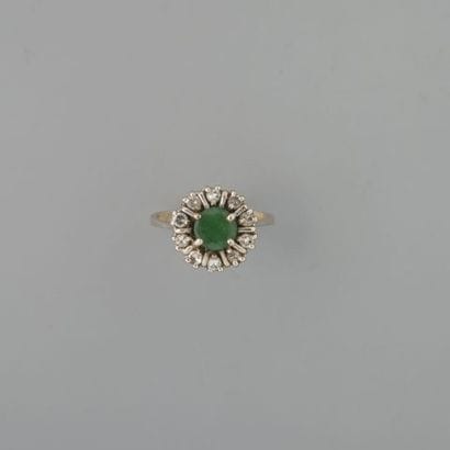 Bague en or gris 750 °/°° sertie d'une émeraude...