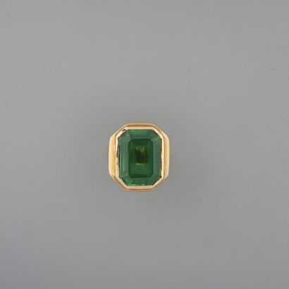 Bague chevalière en or 750 °/°°sertie clos...