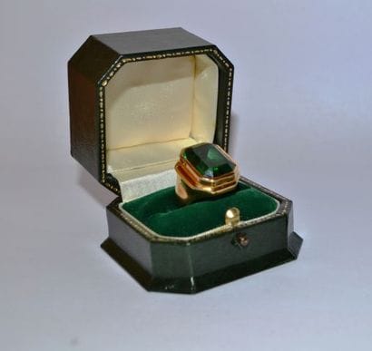 Bague chevalière en or 750 °/°°sertie clos...