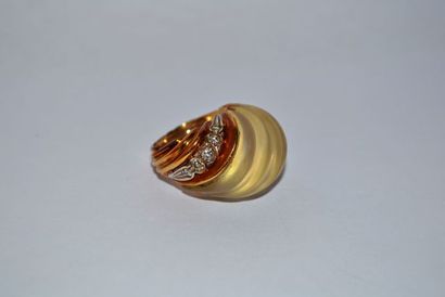 Bague turban en or 750 °/°° et platine sertie...