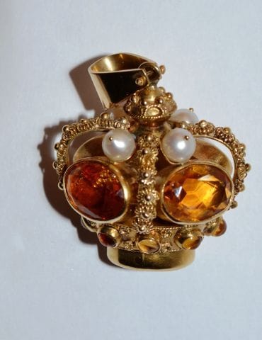 Pendentif couronne en or 750 °/°° serti clos...