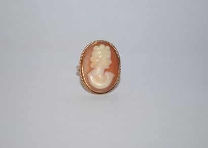 Bague en or 375 °/°° ornée d'un camée coquillage....