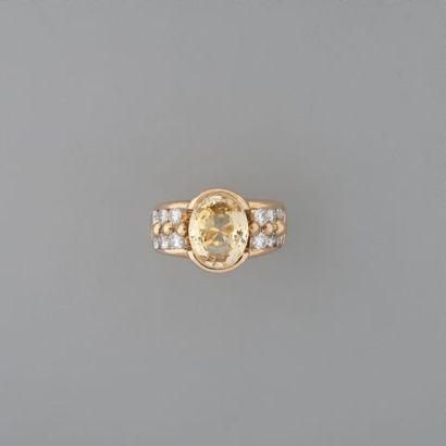 Bague en or 750 °/°° serti d'un saphir jaune...