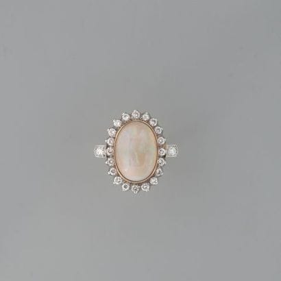 Bague en or 750 °/°° et platine serti clos...