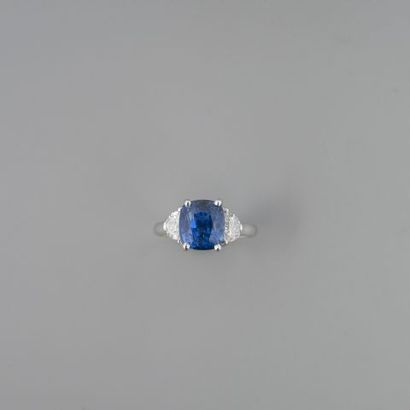 Bague en or gris 750 °/°° sertie d'un saphir...