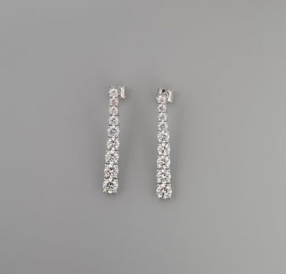 Paire de pendants d'oreilles en or gris 750...