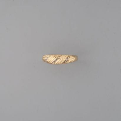 Bague jonc torsadé en or 750 °/°° ponctuée...