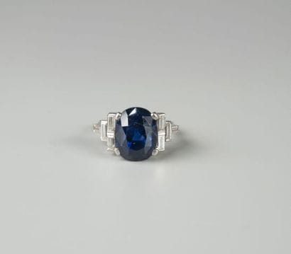 Bague en platine sertie d'un saphir de Ceylan...