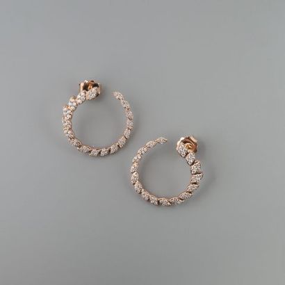 Paire de boucles d'oreilles en or rose feuillagé...