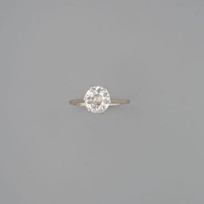 Bague solitaire en or gris 750 °/°° sertie...