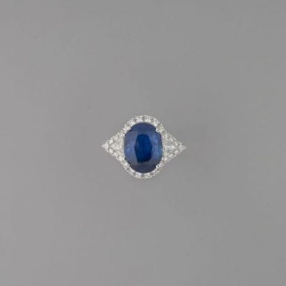 Bague en or gris 750 °/°° sertie d'un saphir...