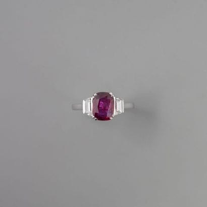 Bague en or gris 750 °/°° sertie d'un rubis...