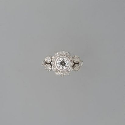 Bague fleur en or 750 °/°° serti clos d'un...