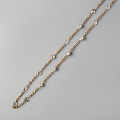 Chaîne en or 750 °/°° ponctuée de diamants....