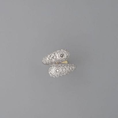 Bague croisée en or gris 750 °/°° serti clos...