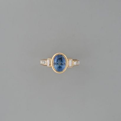 Bague en or 750 °/°° serti clos d'un saphir...