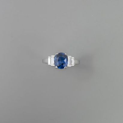 Bague en or gris 750 °/°° sertie d'un saphir...