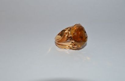 Bague feuillagée en or 750 °/°° sertie d'une...