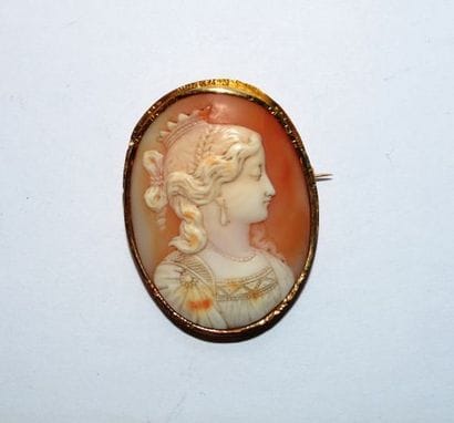 Broche en or 750 °/°°ornée d'un camée coquillage...
