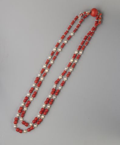 Collier double rangs de perles de corail...